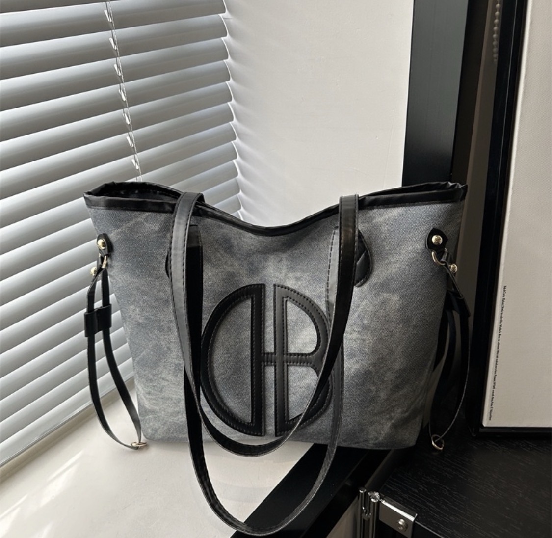 Leather handbag