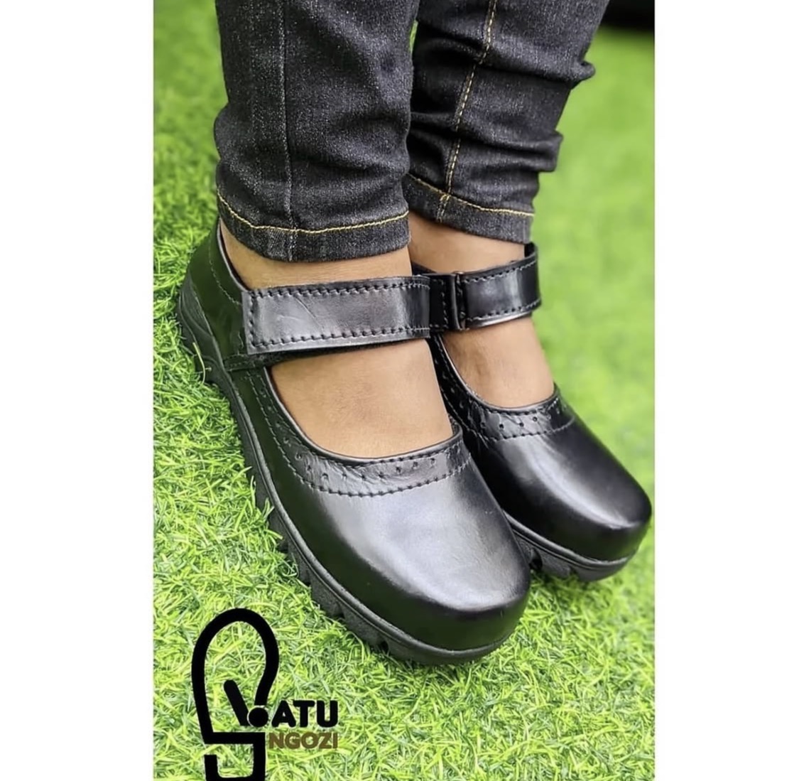Viatu vya kike cya shule