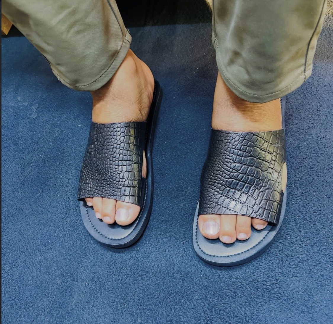 Sandal nyeusi ya ngozi