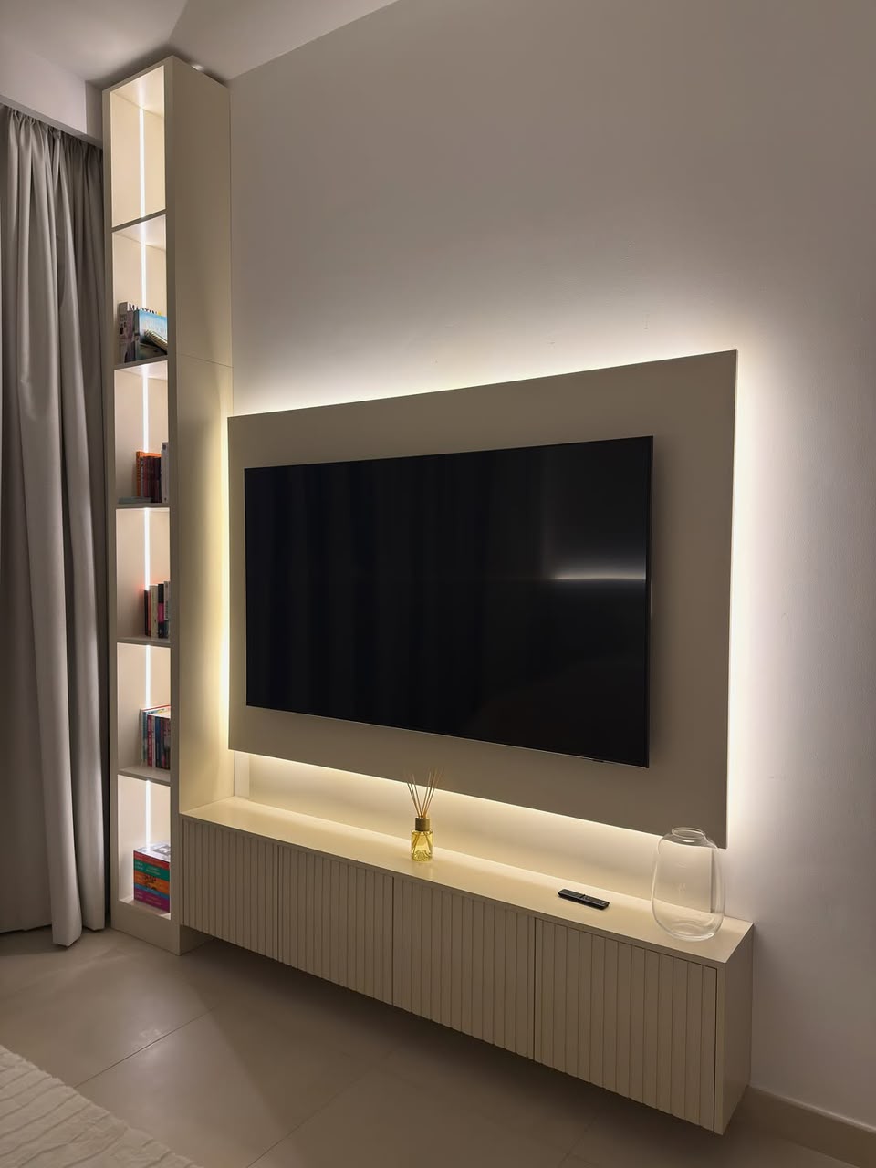 Modern Showcase offwhite