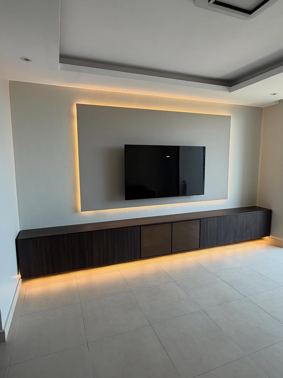 Modern showcase black